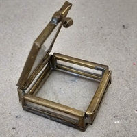 æske i glas med messingkanter kvadratisk vintageæske